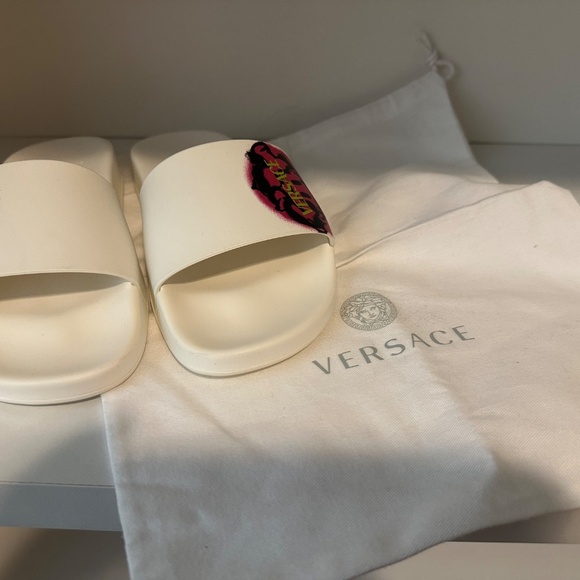 Versace graffiti Medusa-print slides - Picture 8 of 8